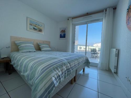 une chambre avec un lit avec vue sur l'océan dans l'établissement Appartement à Arcachon, 4 personnes, vue bassin, parking - FR-1-474-277, à Arcachon