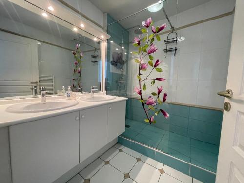 une salle de bain avec deux lavabos et un grand miroir dans l'établissement Appartement à Arcachon, 4 personnes, vue bassin, parking - FR-1-474-277, à Arcachon