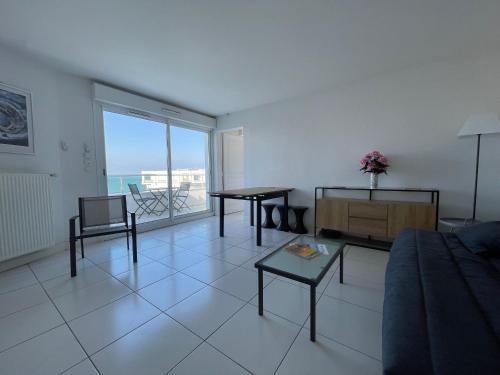 un salon avec un canapé et une table dans l'établissement Appartement à Arcachon, 4 personnes, vue bassin, parking - FR-1-474-277, à Arcachon