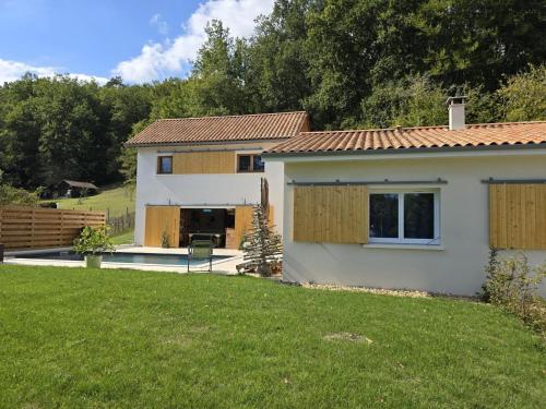 Maison de plain-pied avec piscine privée et Wi-Fi à Château-l'Évêque - FR-1-616-472