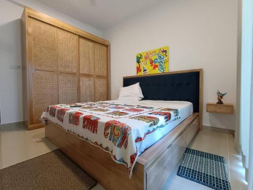 尼甘布Santorini Resort Art Of Living Apartment Negombo 48的一间卧室，床上铺着被子