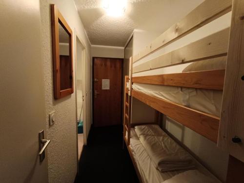 Cette chambre comprend 2 lits superposés dans un couloir. dans l'établissement Résidence Chamoisiere - Beau Studio 4 pers terrasse - Proche des pistes MAE-8714, à Montgenèvre