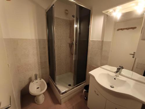 une salle de bain avec une douche, un lavabo et des toilettes dans l'établissement Résidence Chamoisiere - Beau Studio 4 pers terrasse - Proche des pistes MAE-8714, à Montgenèvre