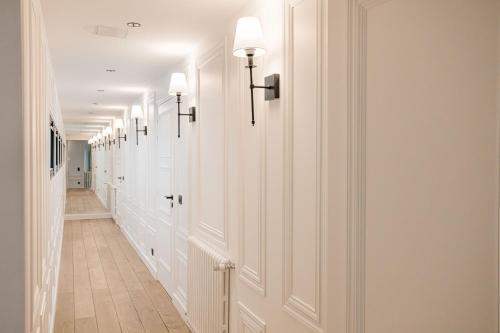 un couloir avec des murs blancs et un couloir avec des lumières dans l'établissement 