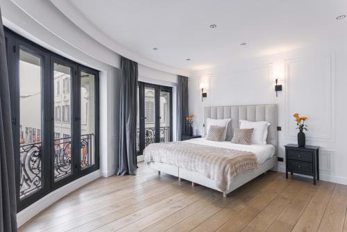 une chambre avec un grand lit et un balcon dans l'établissement 