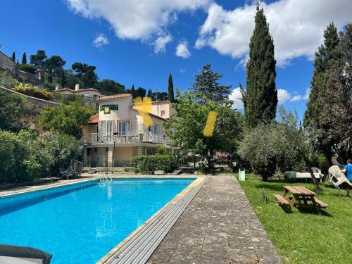 une grande piscine devant une maison dans l'établissement Orange villa, à Orange