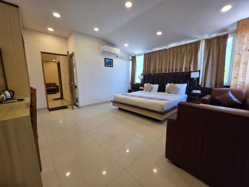 Katil atau katil-katil dalam bilik di Hotel Rajpur Heights