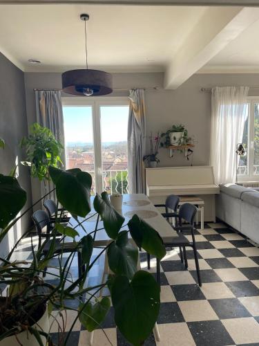 un salon avec une table et un canapé dans l'établissement Orange villa, à Orange