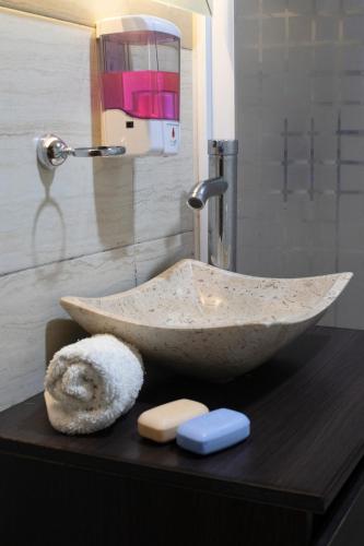 a stone sink on a counter in a bathroom at Habitación triple zona centro in Zacatlán