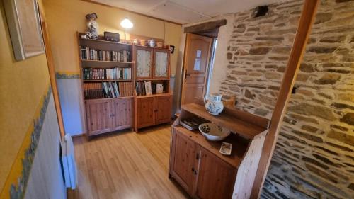 Cette chambre est dotée d'un mur en pierre et d'étagères. dans l'établissement Gîte Ardoisine, à La Gacilly