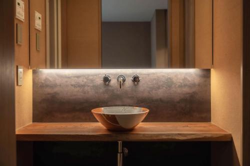 lavabo en el baño con un bol en la encimera en The Bonsai Kiyomizu, en Kioto