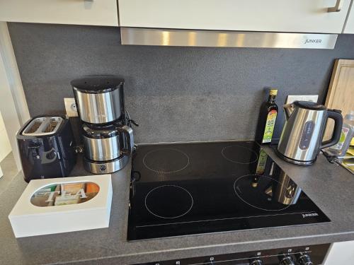 a kitchen counter with a coffee maker on a stove at EcoCube 2 Haren - Sonnenbalkon, Badewanne, Waschmaschine in Bahnhof Haren