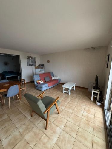 Televisyen dan/atau pusat hiburan di Appartement avec vue panoramique-Leucate Falaise