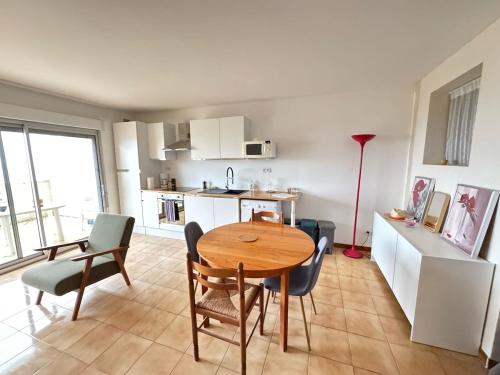 Dapur atau dapur kecil di Appartement avec vue panoramique-Leucate Falaise