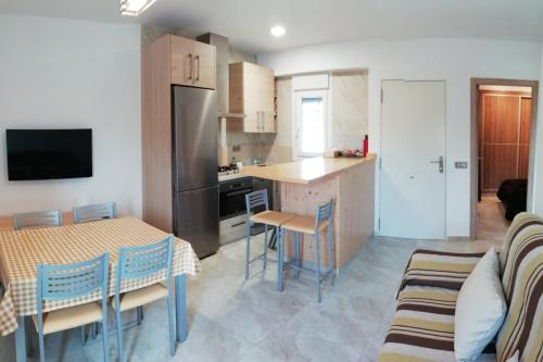 a kitchen and dining room with a table and a refrigerator at Apartamento El Palmar, a 500 metros de la Playa in Vejer de la Frontera