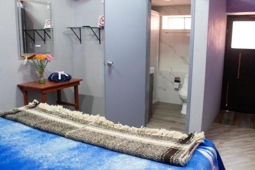 a room with a bed and a bathroom with a toilet at Habitación king size zona centro in Zacatlán