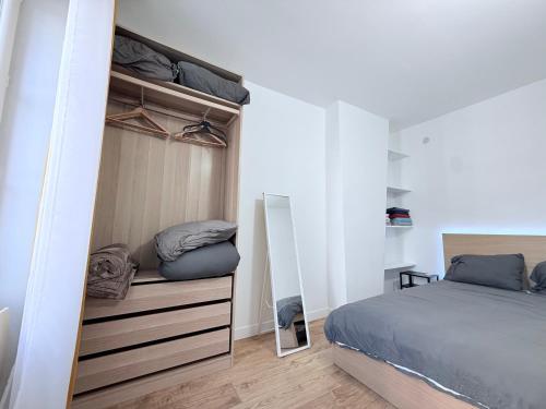 une chambre avec un lit superposé et un miroir dans l'établissement Magnifique 2 pièces refait à neuf - Parking, à Paris