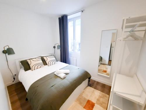 une chambre avec un lit et une grande fenêtre dans l'établissement Le Foch - Apt 4 Personnes, 1 ch, Proche Gare, à Dijon