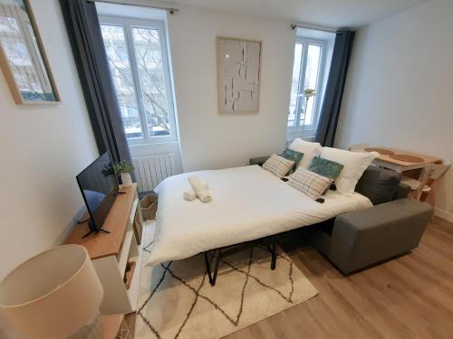 une petite chambre avec un lit et un bureau dans l'établissement Le Foch - Apt 4 Personnes, 1 ch, Proche Gare, à Dijon