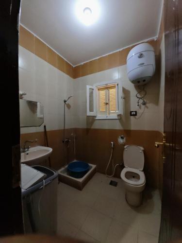 Un baño pequeño con inodoro y lavabo. en See you soon الشاطئ الأزرق, en Marsa Matruh