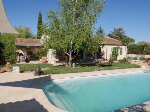 une piscine devant une maison dans l'établissement Proche Aix en Pce, Villa Confortable avec piscine privée, à Fuveau