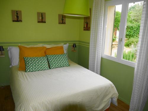 FuveauにあるProche Aix en Pce, Villa Confortable avec piscine privéeの枕付きのベッドと窓のある緑の寝室