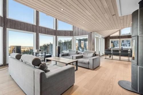 Ruang duduk di Modern mountain cabin skiing, views and hiking
