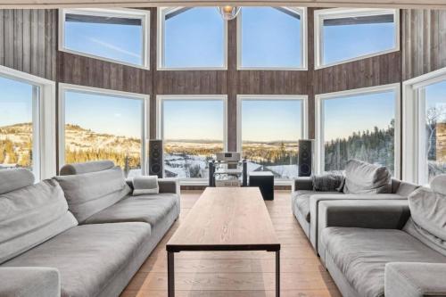 Ruang duduk di Modern mountain cabin skiing, views and hiking
