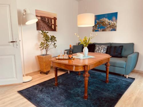 ゲルティングにあるFerienhof Johannsen Ferienwohnung Weitblickのテーブルとソファのあるリビングルーム