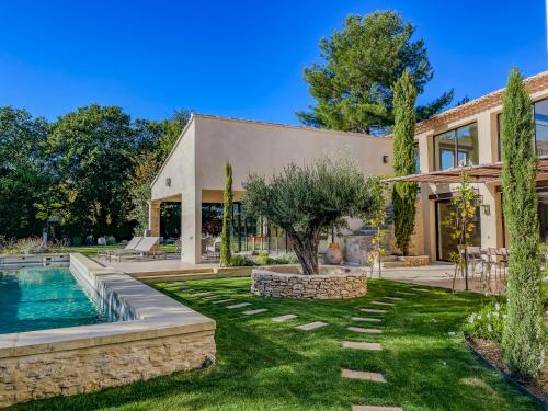 une maison avec une piscine et une cour dans l'établissement La Magnanerie 1818 Luberon proche Gordes, Roussillon, à Saint-Saturnin-lès-Apt