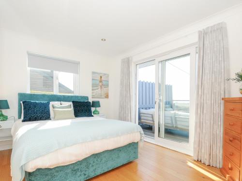 une chambre avec un lit et une grande fenêtre dans l'établissement Atlanta, à Tintagel