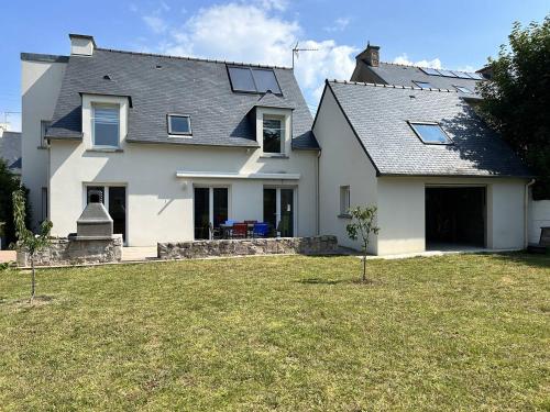 Maison lumineuse, entièrement rénovée, à quelques pas de la plage et des commerces.