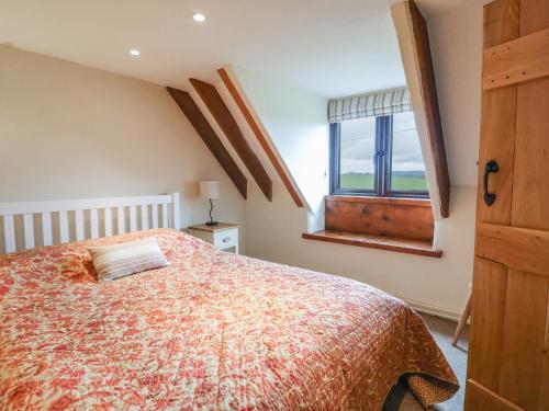 une chambre avec un lit et une fenêtre dans l'établissement Meadow Cottage, à Monkton
