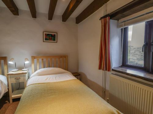 une chambre avec un lit et une fenêtre dans l'établissement Weathervane Cottage, à Monkton