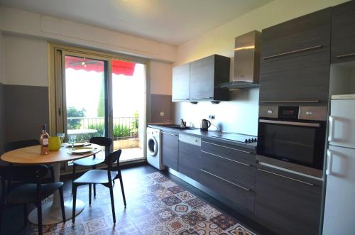 une cuisine avec une table et une salle à manger dans l'établissement SIRIUS - Exceptionnelle vue mer dans les hauteurs de Nice, à Nice