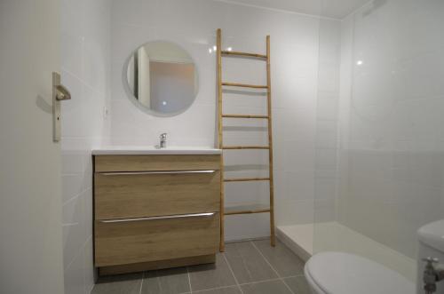 une salle de bain avec un lavabo et un miroir et des toilettes dans l'établissement SIRIUS - Exceptionnelle vue mer dans les hauteurs de Nice, à Nice