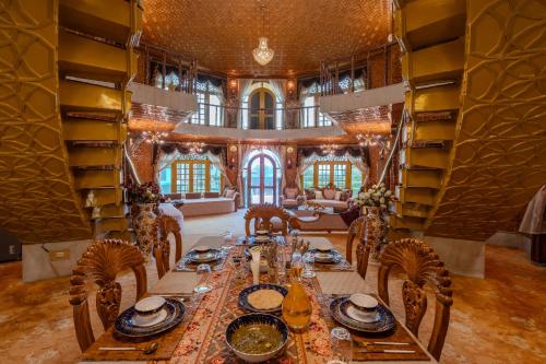Un lugar para sentarse en SaffronStays King Mahal