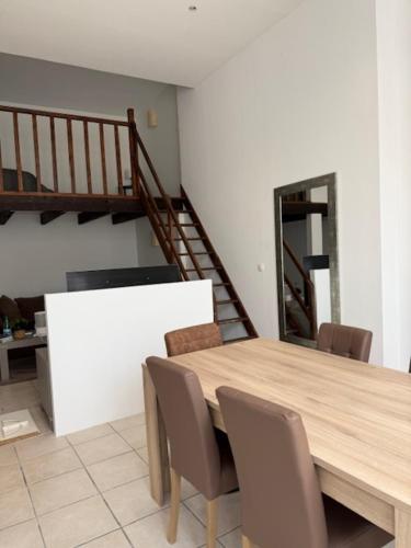 a dining room with a wooden table and chairs at OULLINS T3 COSY 70M2 - 6 Pers 2 Chambre - 2 Mezzanines Métro & centre à Pied in Oullins