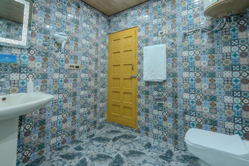 Un baño de SaffronStays King Mahal