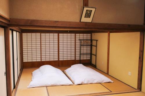 Postel nebo postele na pokoji v ubytování Temple Hotel Kubonobo 宿坊 窪之坊