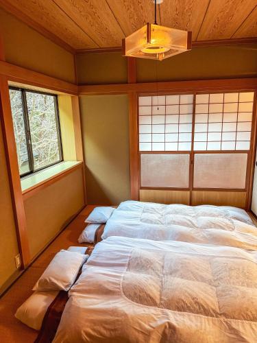 Postel nebo postele na pokoji v ubytování Temple Hotel Kubonobo 宿坊 窪之坊