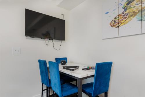 Beachside Bliss - Breakfast, Walk to Schooners, Sleeps 15, Fenced Privacy photo 19
