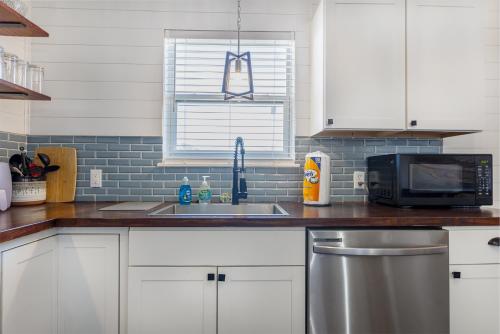 Beachside Bliss - Breakfast, Walk to Schooners, Sleeps 15, Fenced Privacy photo 24