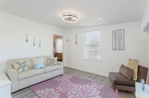 Beachside Bliss - Breakfast, Walk to Schooners, Sleeps 15, Fenced Privacy photo 13
