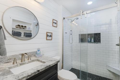 Ένα μπάνιο στο Beachside Bliss - Breakfast, Walk to Schooners, Sleeps 15, Fenced Privacy