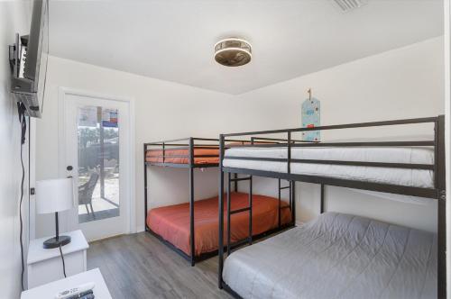 Beachside Bliss - Breakfast, Walk to Schooners, Sleeps 15, Fenced Privacy photo 28