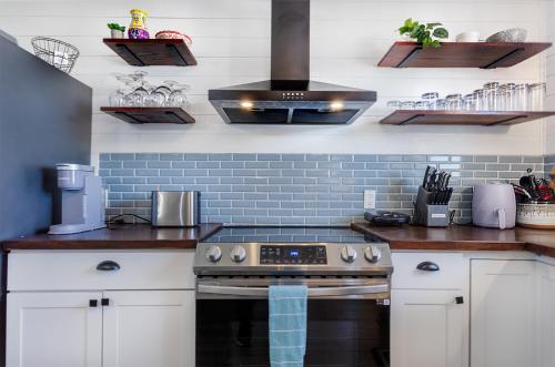 Beachside Bliss - Breakfast, Walk to Schooners, Sleeps 15, Fenced Privacy photo 22