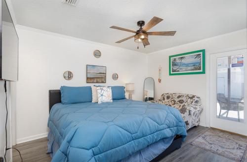 Beachside Bliss - Breakfast, Walk to Schooners, Sleeps 15, Fenced Privacy photo 26