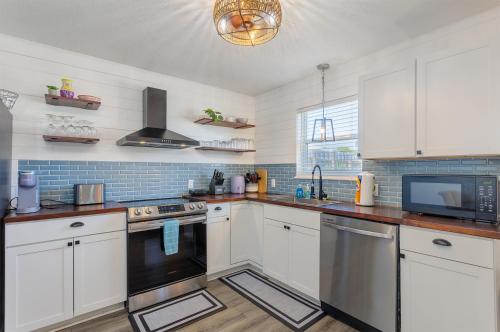 Beachside Bliss - Breakfast, Walk to Schooners, Sleeps 15, Fenced Privacy photo 23