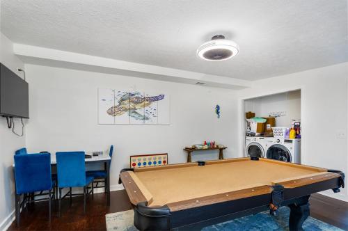 Χώρος καθιστικού στο Beachside Bliss - Breakfast, Walk to Schooners, Sleeps 15, Fenced Privacy